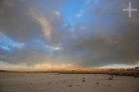 Atardecer en el Altiplano (Puna) andino cerca de la Laguna de Pozuelos, provincia de Jujuy, Argentina