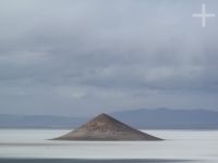 O Cone de Arita, no salar de Arizaro, Altiplano de Salta, Argentina