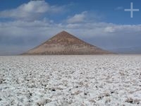 El Cono de Arita, en el salar de Arizaro, Altiplano de Salta, Argentina