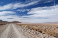 Carretera en el Altiplano (Puna) andino, Argentina