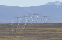 Cables de transmisión de energía eléctrica en el Altiplano de Salta, Argentina