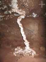 Um estalactite de sal, dentro de uma caverna de sal, em um paleo-salar, próximo de Tolar Grande, no Altiplano (Puna) de Salta, Argentina