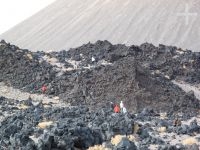 Turistas explorando una colada de basalto, cerca de Antofagasta de la Sierra, provincia de Catamarca, Argentina