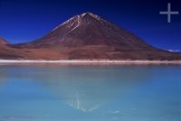 La Laguna Verde, el volcán Licancabur, Bolivia, en el Altiplano andino, Cordillera de los Andes