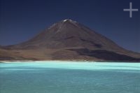 A Cordilheira dos Andes: o vulcão Licancabur, a Laguna Verde, Bolívia