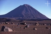 El volcán Licancabur, Bolivia, en el Altiplano andino, Cordillera de los Andes