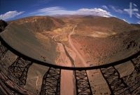 Viaducto ferroviario La Polvorilla (Tren A Las Nubes), Salta, Argentina, en el Altiplano andino, Cordillera de los Andes